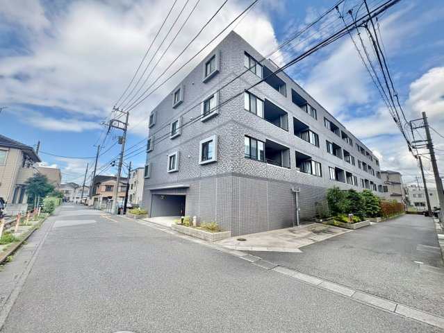 【重厚感あふれる黒タイル張り】街並みに映えるスタイリッシュで上質な外観デザイン
