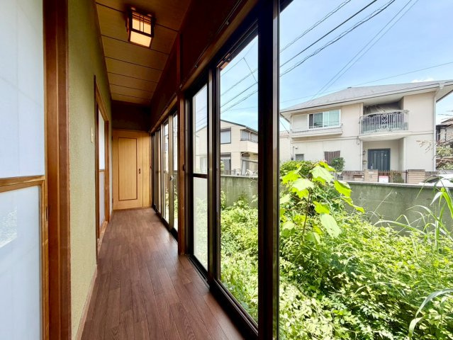 夏の暑さや冬の寒さをしのげる縁側♪お庭の景色も楽しめます♪
