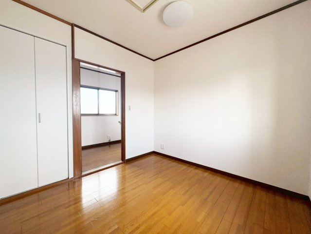 使い勝手のいい約6帖の洋室は、家具のレイアウトも自由にできる便利な間取りです。