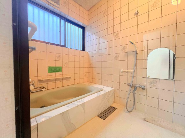 足をのばしてゆっくりできる浴槽。