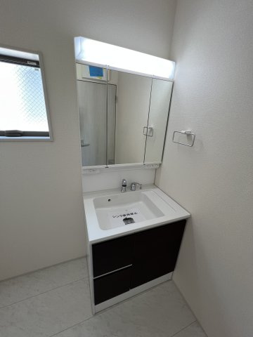 身だしなみを整えやすく、収納たっぷりの三面鏡付洗面化粧台☆