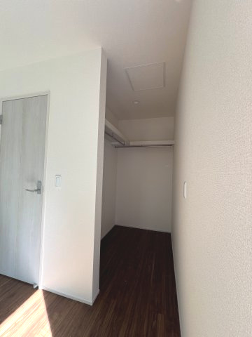季節物の衣類もスッキリ収納できるウォークインクロゼット付き☆