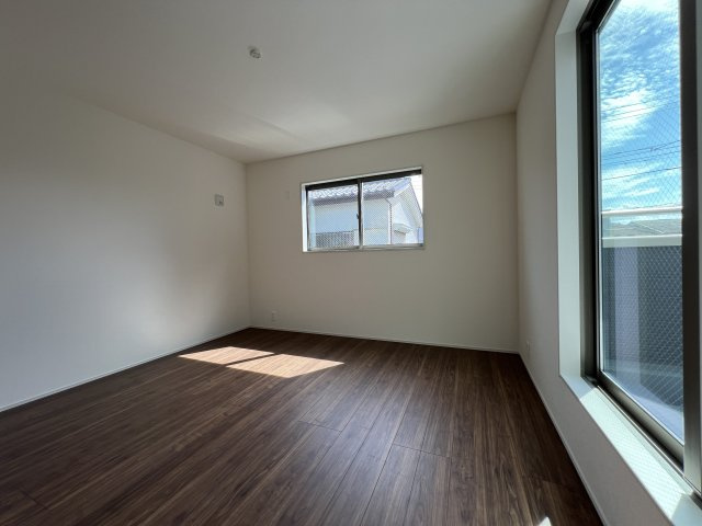 【洋室3】8.5帖の大きい部屋なのでタブルベッドを置いてもゆとりがありますよ♪