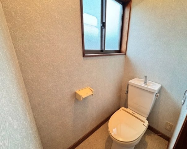 2階にもトイレを完備しており、階段の上り下りをせずに利用できる快適な配置。窓付きで換気がしやすく、明るさも確保されています。ご家族が多いご家庭でも使い勝手の良い設備です。