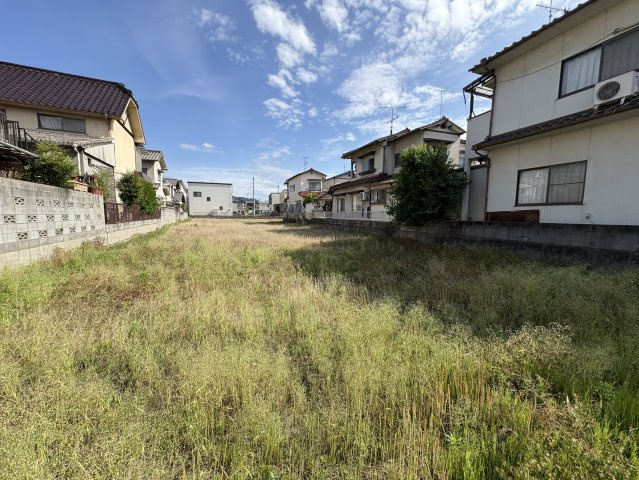 住宅用地としてはもちろん、アパート用地や事業用地など多彩な用途で活用可能な売土地です。約360坪の広々とした敷地には開放感があり、周辺は生活施設へのアクセスも良く、落ち着いた住宅街となっています。