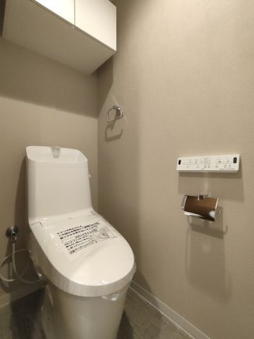 【トイレ】　洗浄機能付きトイレ。上部には収納付で、トイレットペーパー等、買い置きもしやすそうです。