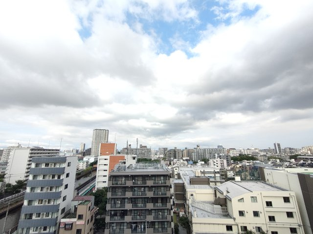 【眺望】　晴れた日には、一面に広がる爽快な青空を堪能していただけます。