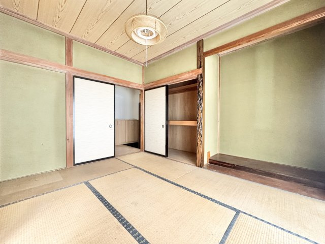1F　和室　約6帖の和室には押入れや床の間がありゆったりと過ごすことができます♪