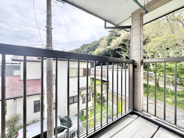 2F　洋室から行き来できるベランダで洗濯物が良く乾きそうですね☆