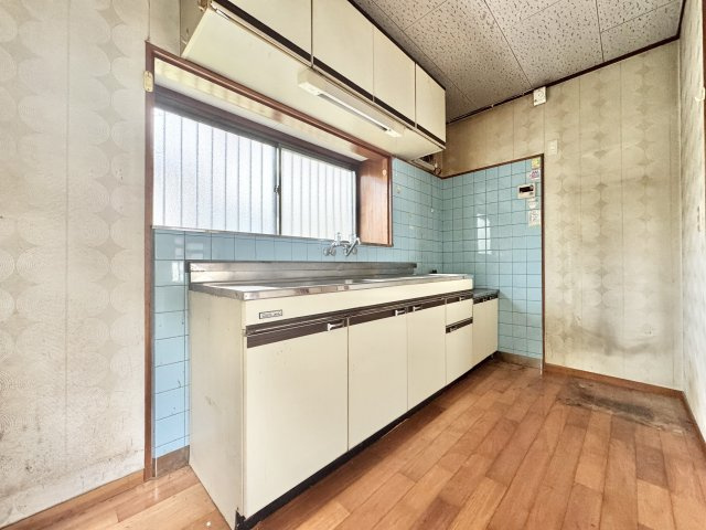 広いキッチンには大きな窓があり風通しが良く、収納棚も沢山あり便利です。