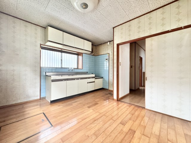 リビングへとつながっておりキッチンが広く見え家族団欒ができますね♪