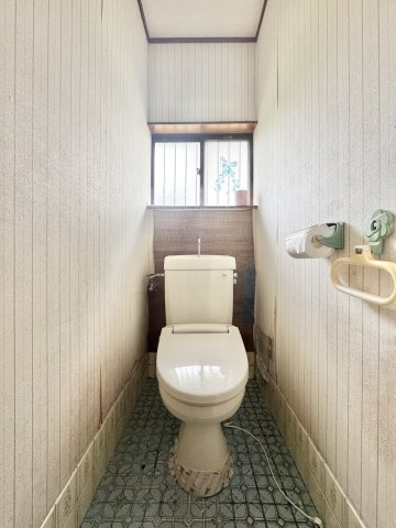 トイレには換気できる窓がついており壁が白いので日の光で明るくみえます。