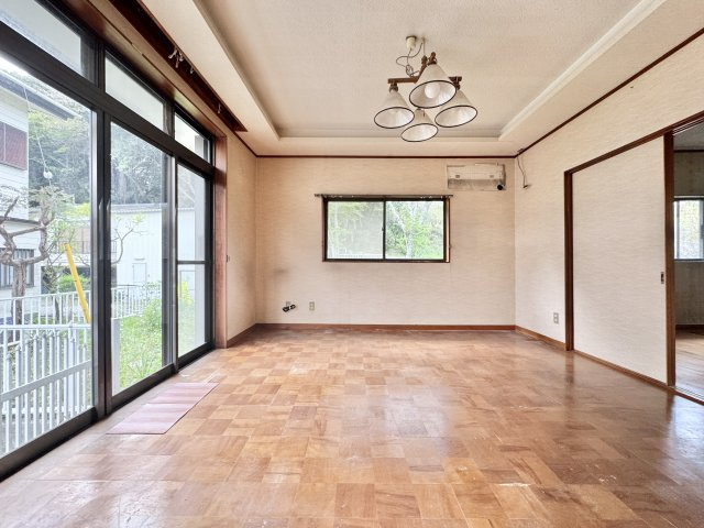 木目の床でお掃除しやすく大きな窓があり明るく風通しの良いリビングです。