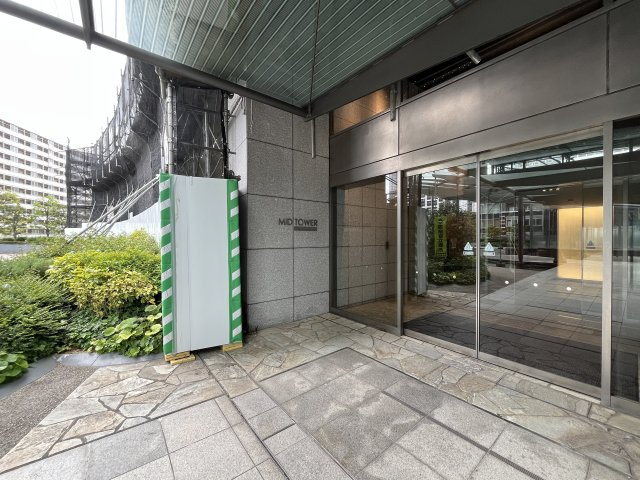 整えられたエントランス空間。共用部の印象から建物全体の管理状況を感じられます。