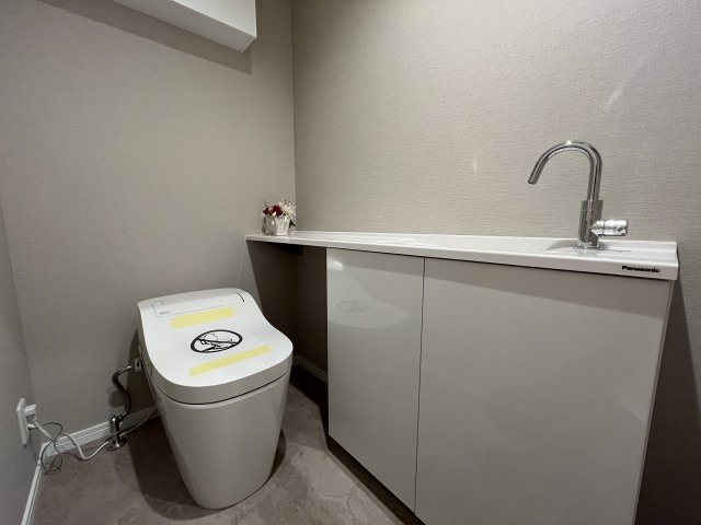 シンプルで清潔感のあるトイレ空間。日々気持ちよく使えるよう配慮された仕様です。