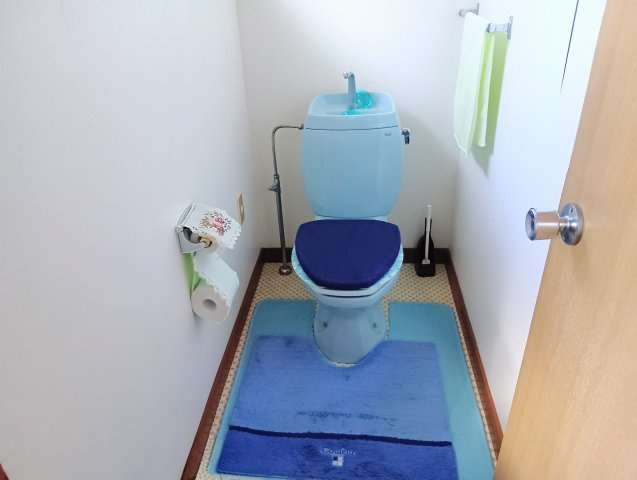 トイレは奥行きがあり、窓も備えて明るいです！