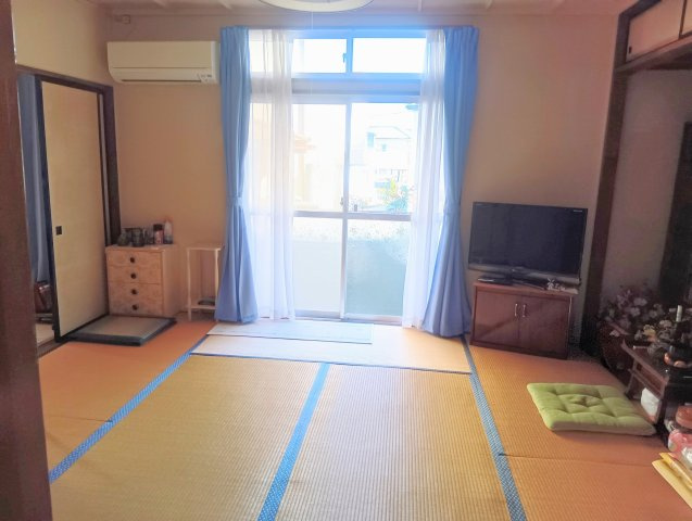 1階8帖和室は収納を備え、大きな窓があり明るいです！