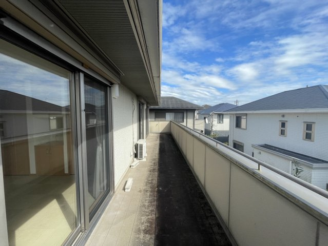 南向きの陽当たり良好なワイドバルコニーです