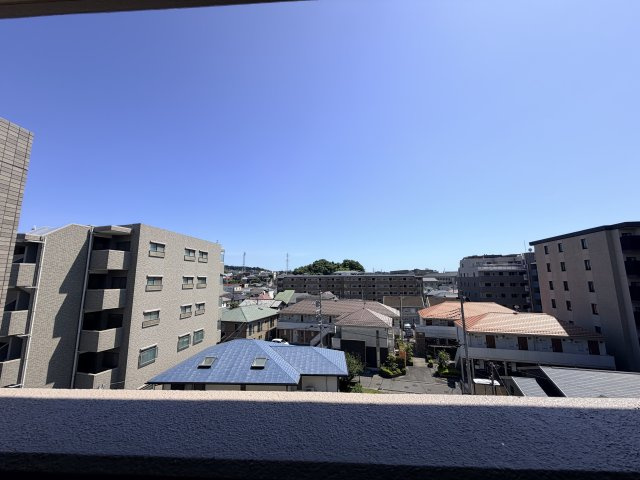 バルコニーから撮影の眺望　前面棟が無く風通しの良好です