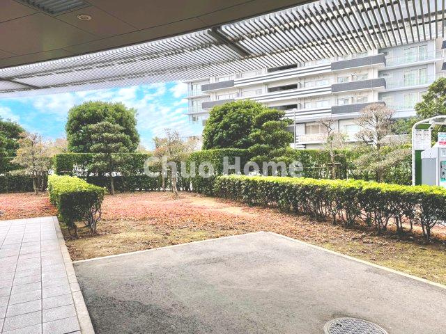 敷地内には緑が多く住環境良好です