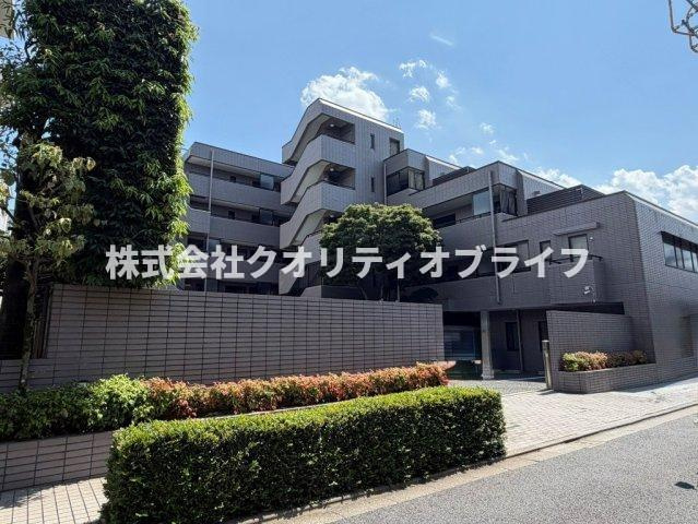 洗練されたタイル貼りの外壁が、圧倒的な存在感と重厚感を醸し出す外観。マンション全体の品格を感じさせる佇まいで、敷地内も広く、住まうことのステータスと安心感を日々実感できる造りです。