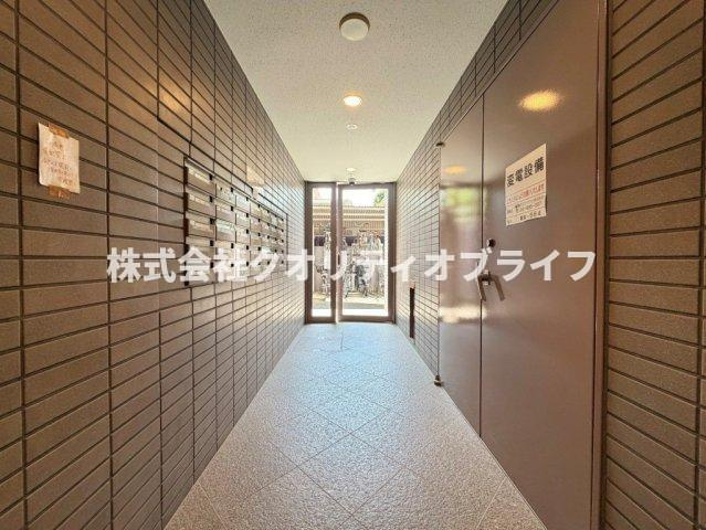 雨風の影響を受けず、まるでホテルのような高級感が漂うスタイリッシュな内廊下設計。プライバシーがしっかり守られ、外部からの視線や天候を気にすることなく快適に各居室へアクセスできます。