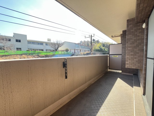 南東向きで陽当り良好なワイドバルコニー