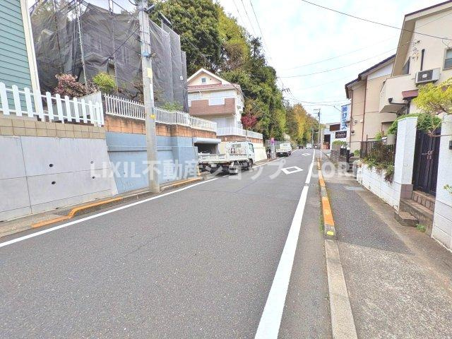 前面道路は閑静な住宅地をはしる車通りの少ない道路。お車の出し入れが苦手なママや小さなお子様にも安心。