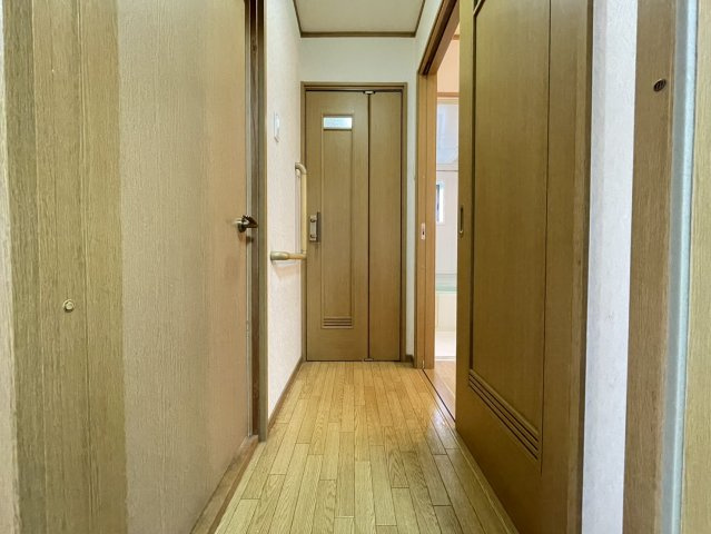 てすり付きの廊下です☆