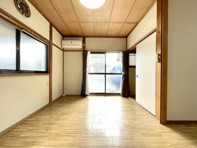 南東側の窓から日差しが差し込み、明るく暖かいのが特徴です♪