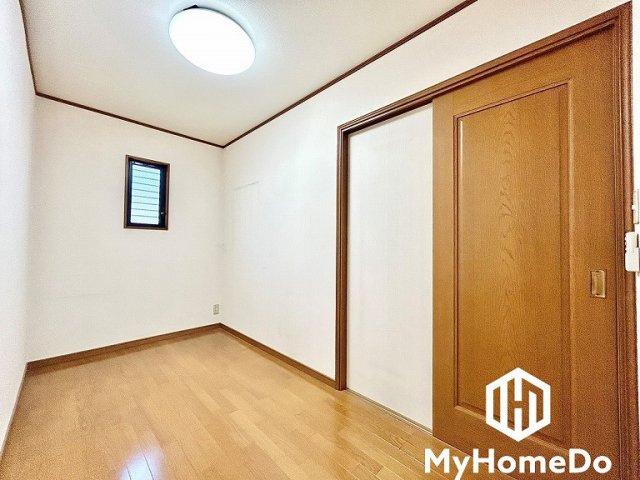 便利な収納が揃った洋室で、快適で整頓された日常を。