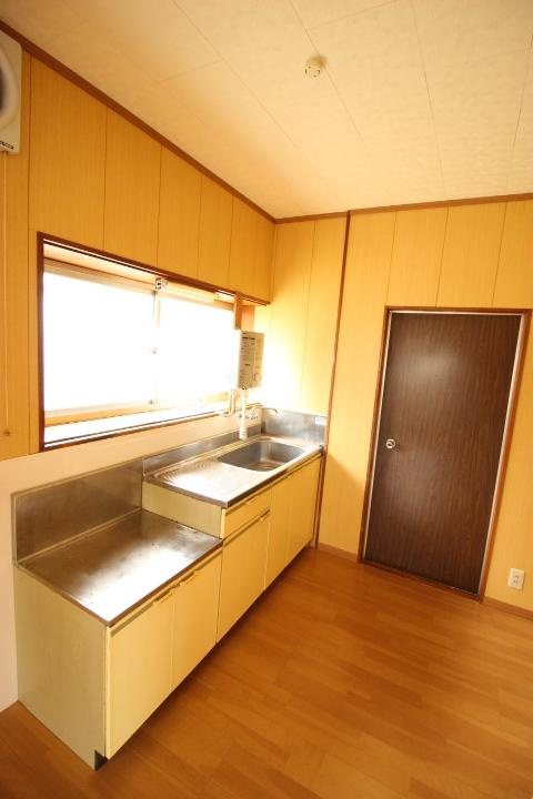 窓も勝手口もあり、使いやすいキッチン