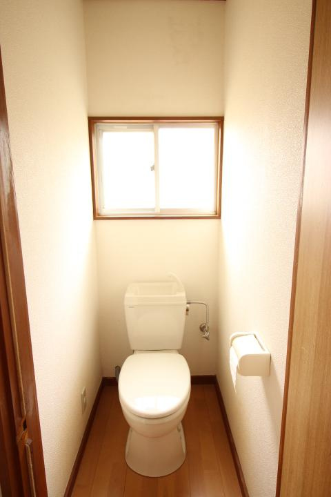 窓付きの明るいトイレ　便器新品に交換