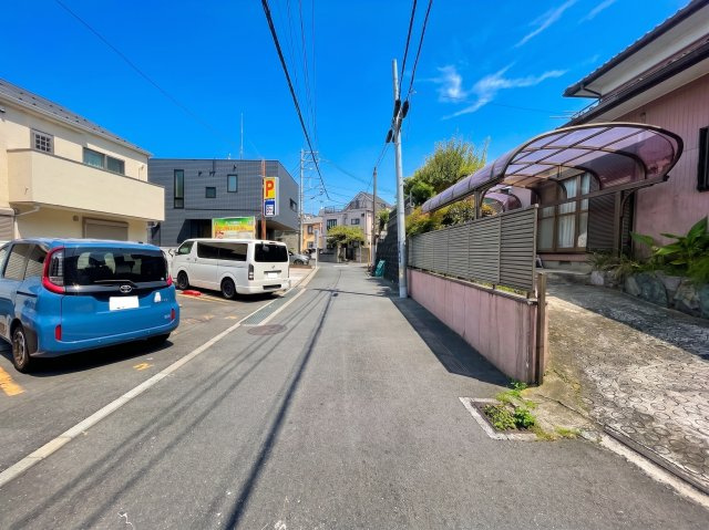 京急本線「屏風浦」駅までほぼ平坦徒歩8分の好立地。閑静な住宅街につき、住環境・子育て環境の整った立地です。小学校・中学校・公園・スーパーまで徒歩10分圏内で生活便利。