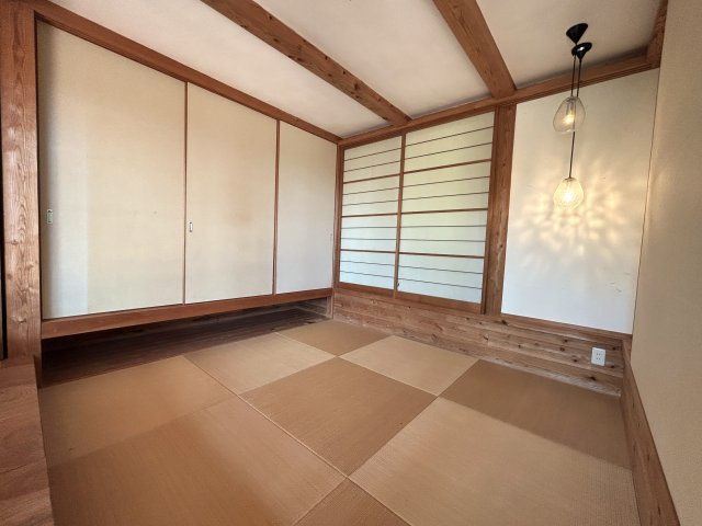 漆喰と畳が奏でる静寂。凛とした空気の中で、心を静かに整えるための特別な一室です。