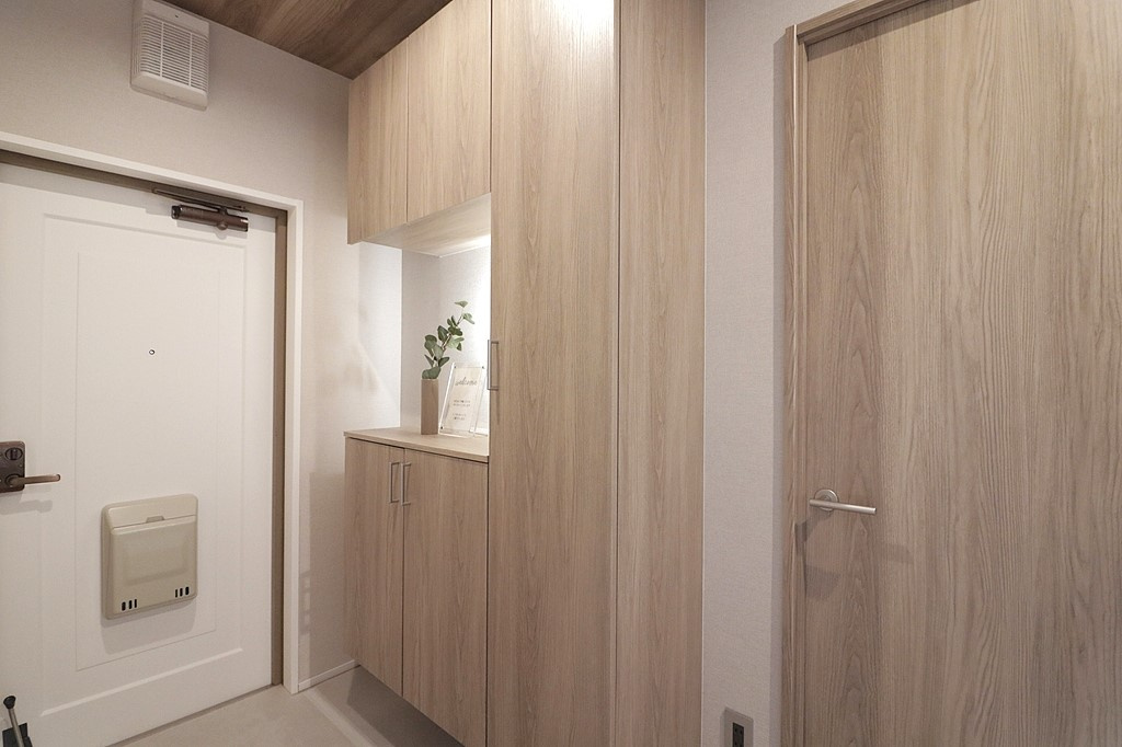 靴や傘等をスッキリと片づけられるシューズボックス！生活感を見せないオシャレな玄関の空間を保てます。