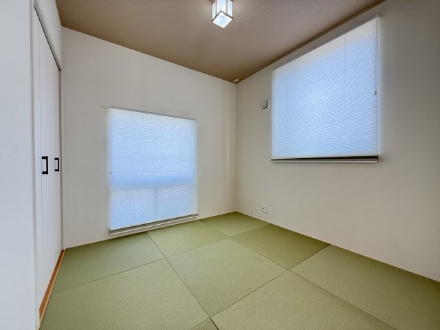やさしい色合いの畳が心地よい4.5帖の和室。リビングに隣接しており来客用やお子様の遊び場、　くつろぎスペースとしても活用可能です。2面採光で明るく落ち着いた時間を過ごせます。