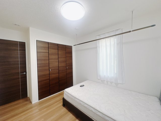 ■1階洋室｜お子様の一人部屋にピッタリな洋室。木のぬくもりを感じるフローリングは、天然木の味わいが時とともに深みを増していきます。また、傷にも強く、フリーワックスでお手入れもラクラクです♪