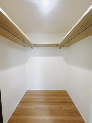 ■WIC｜お気に入りのお洋服もシワを作らずきれいに管理ができる夢のウォークインクローゼット！今お使いの収納ケースもスッポリそのまま収まる広さです♪