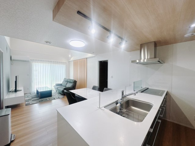 ■リビング｜キッチンからお部屋全体が見渡せる一続きの空間！遊ぶお子様にも目の行き届く安心設計でお部屋のどこにいても会話が弾みます♪