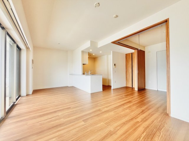 明るい光が差し込むリビング。床暖房付きで冬場も足元から優しく暖めてくれます。隣接の洋室と一体利用すれば20帖以上の大空間に。