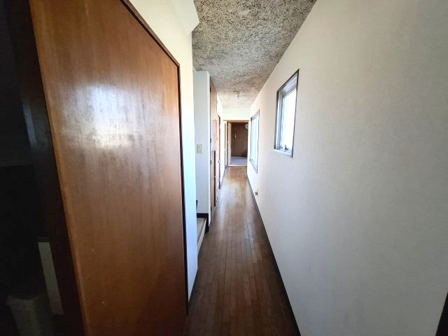 キッチン側から玄関方向を見た廊下の画像です！