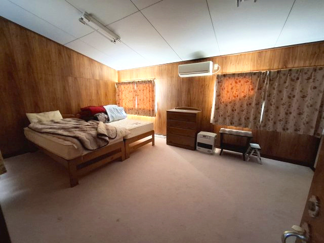 2階洋室は窓が3つあり、気持ちいい風が入りそうです！