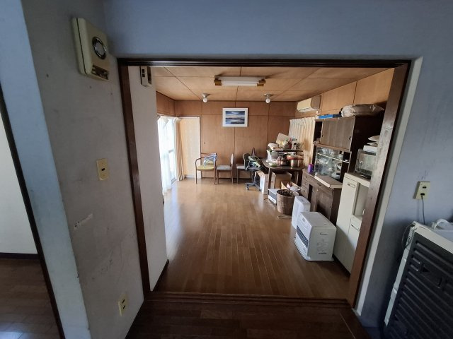 キッチンからリビングダイニングの方向を見た画像です！