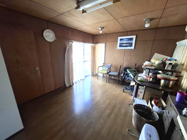 窓から明るい光が差し込みます！