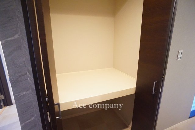 1階廊下、トイレ前にある収納です♪