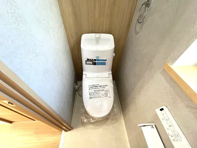 潔感あふれるシンプルで機能的なトイレです。温水洗浄便座付きで毎日を快適に過ごせます。