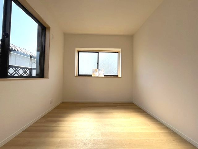 2つの窓から自然光が入り込むため部屋全体が明るく開放感があります。