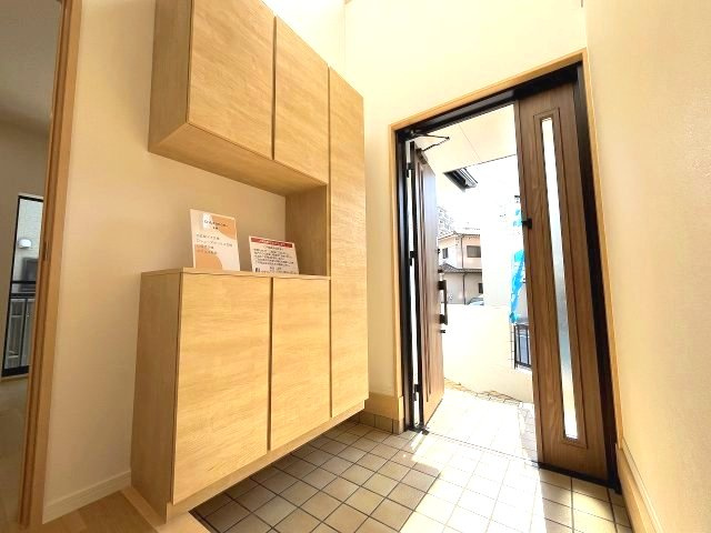 大型のシューズボックスは家族みんなの靴をすっきり収納できいつも片付いた状態を保てます。