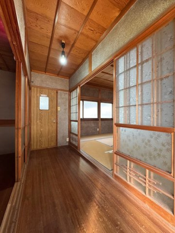 奥にお手洗いがあります♪